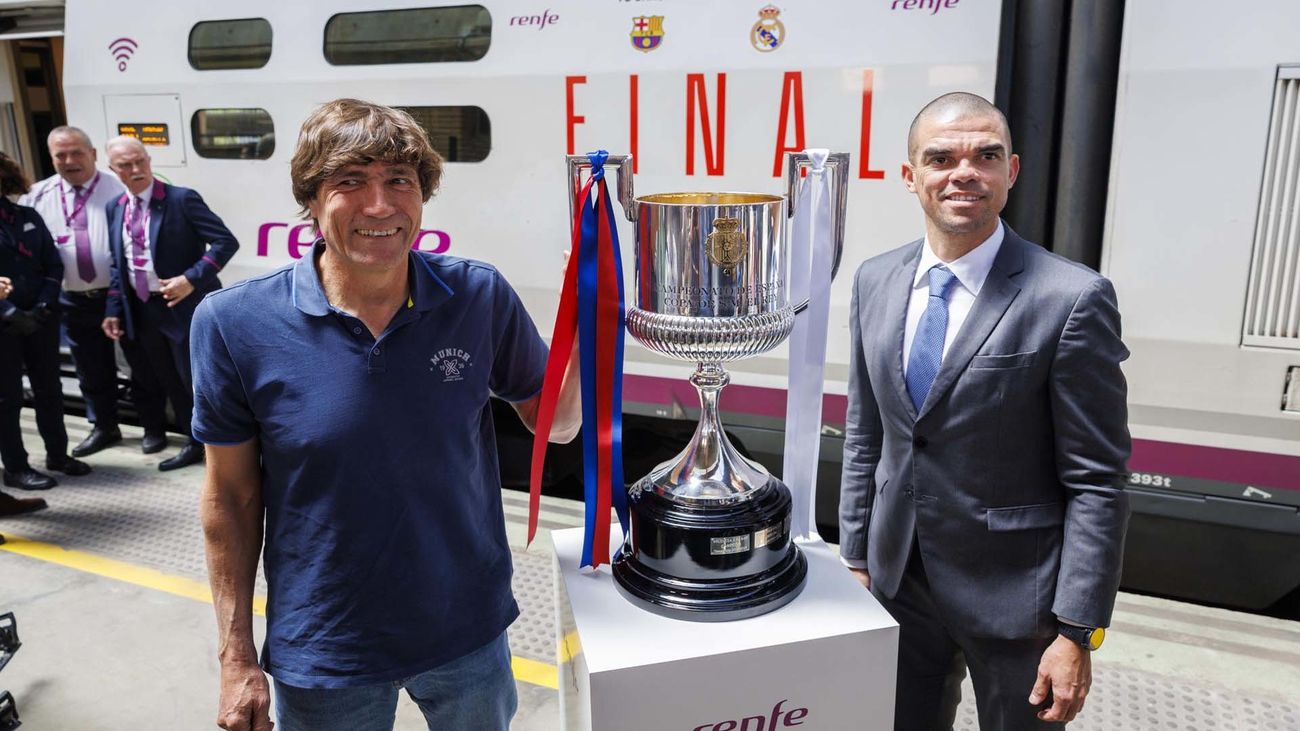 Pepe y Julio Salinas custodian el trofeo de la Copa del Rey hasta Sevilla