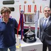 Pepe y Julio Salinas custodian el trofeo de la Copa del Rey hasta Sevilla