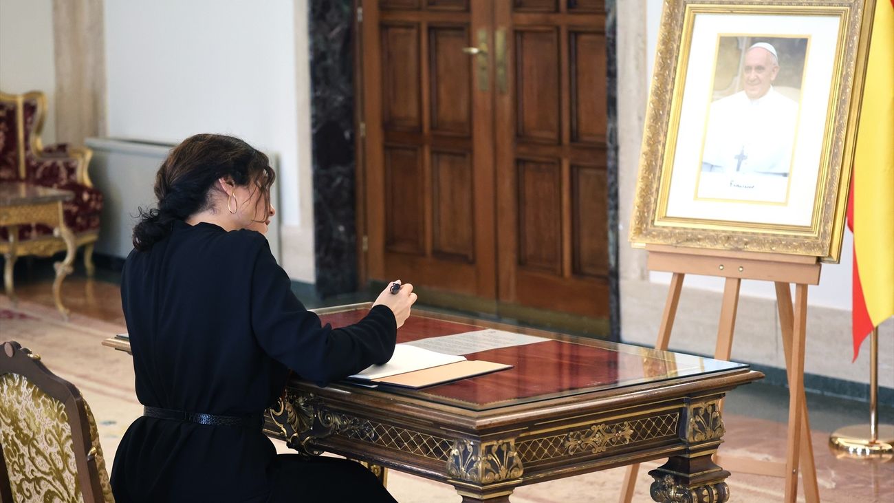 Ayuso recuerda en la Nunciatura la "figura eterna" del papa Francisco