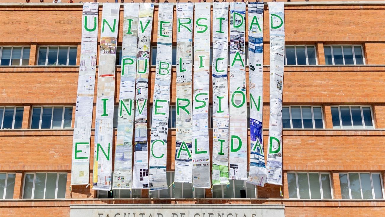 Mural elaborado con trabajos científicos desplehgado en la Facultad de Ciencias Físicas