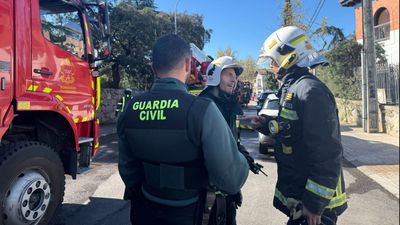 Los bomberos extinguen un incendio en una vivienda de tres plantas en Torrelodones