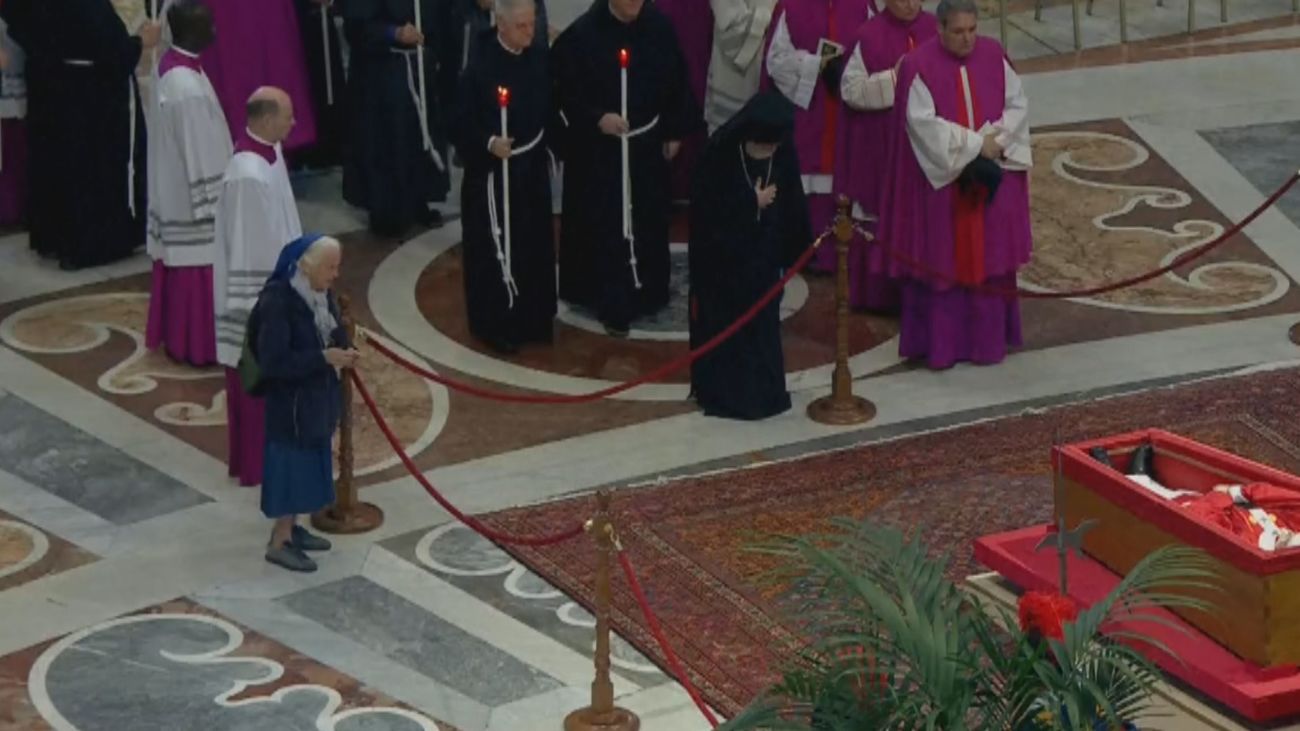 Genevieve, la monja a la que Francisco llamaba la "enfant terrible", llora ante su féretro