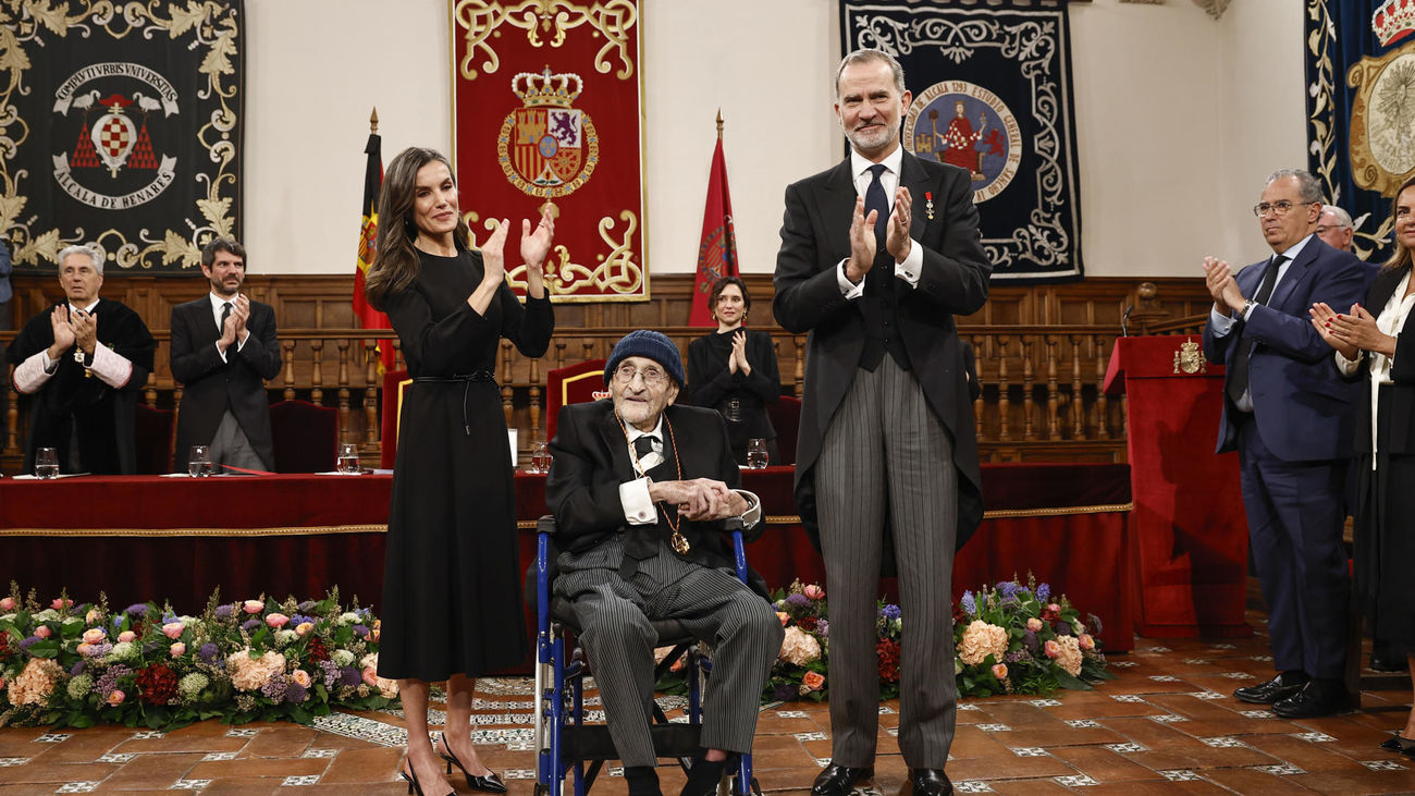 Los reyes entregan el Premio Cervantes al escritor Álvaro Pombo