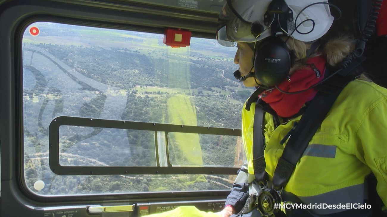 A bordo de una emergencia aérea: así trabaja un helicóptero medicalizado del SUMMA 112 en Madrid