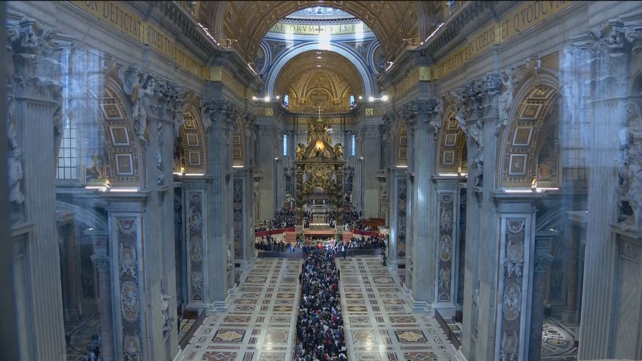La basílica de San Pedro estuvo abierta casi toda la noche ante la cantidad de fieles