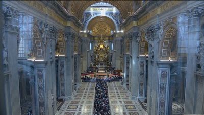 La basílica de San Pedro estuvo abierta casi toda la noche ante la cantidad de fieles
