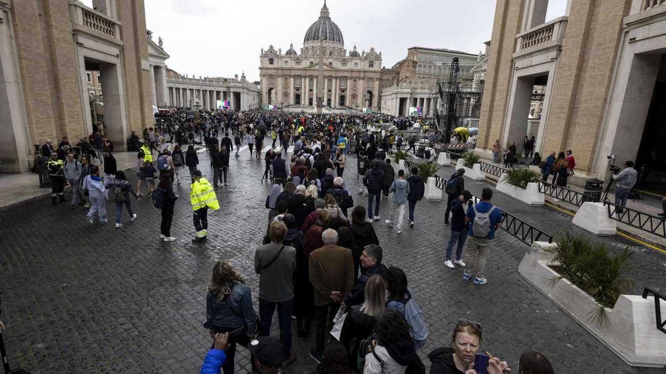 Largas esperas, emoción y multitud de recuerdos en el último adiós al papa Francisco