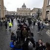 Largas esperas, emoción y multitud de recuerdos en el último adiós al papa Francisco