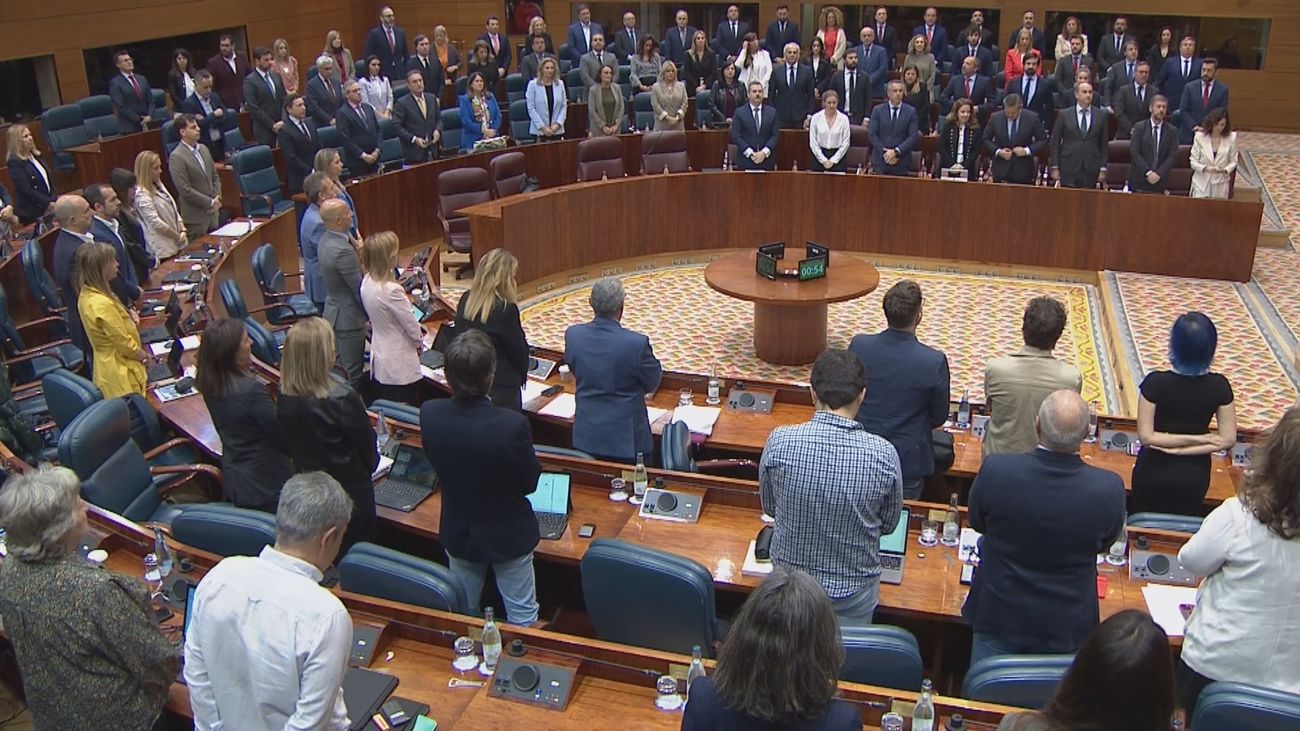 La Asamblea de Madrid guarda un minuto de silencio por el Papa antes de iniciar el Pleno
