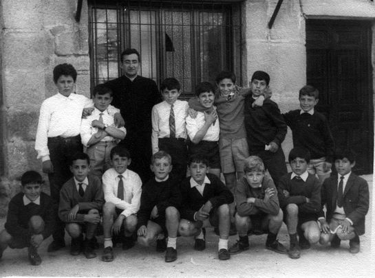 Don Ángel y los monaguillos de los años 60 / AYTO GALAPAGAR