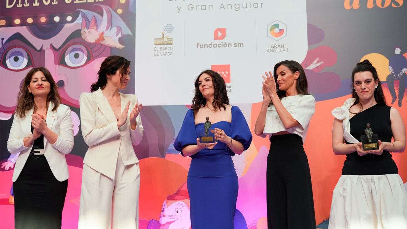 La Reina Letizia preside la entrega de los Premios El Barco de Vapor y Gran Angular en la Real Casa de Correos