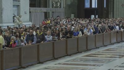 Vuelven las colas en el Vaticano para dar el último adiós al papa Francisco