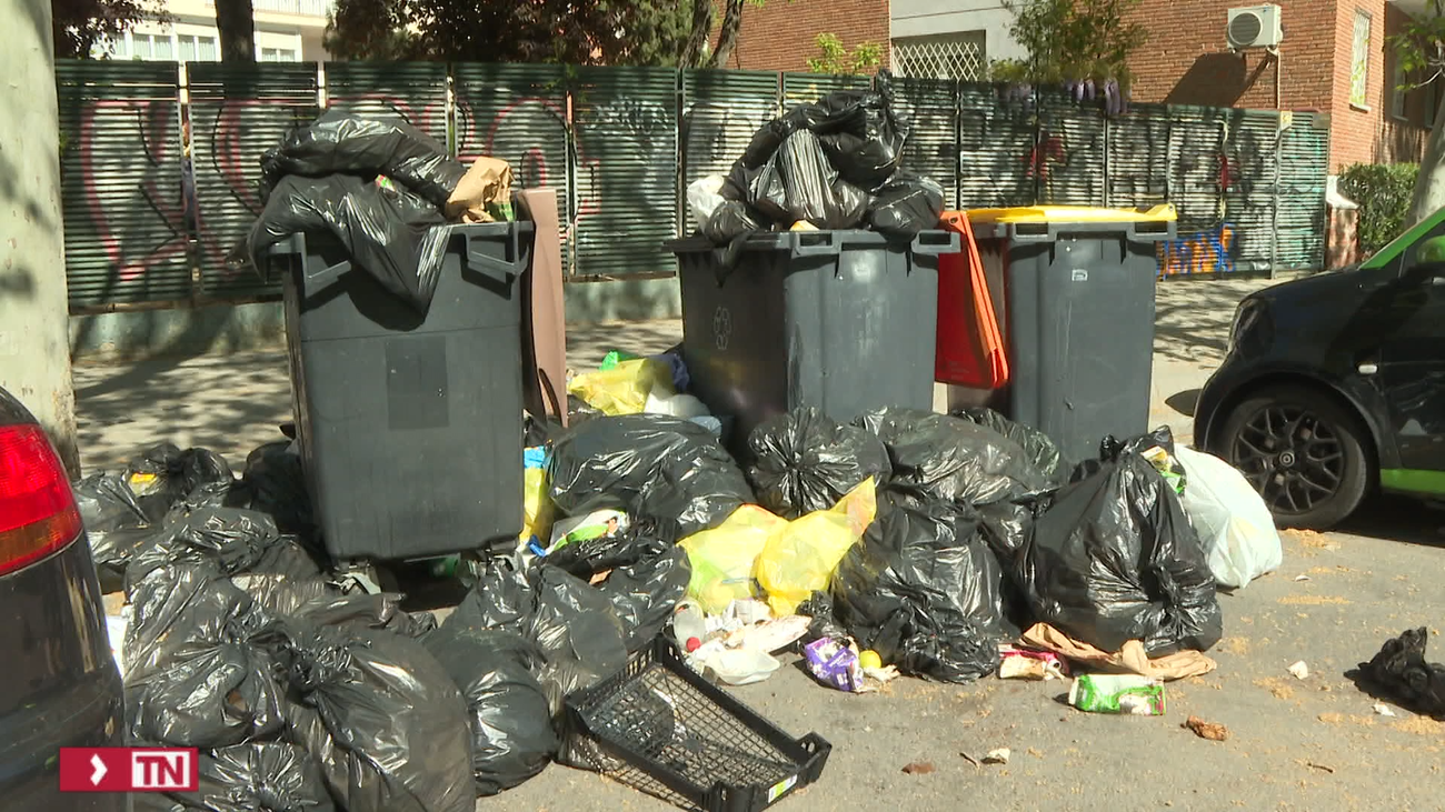 La basura se acumula por la huelga en las calles de Madrid, en unos distritos más que en otros