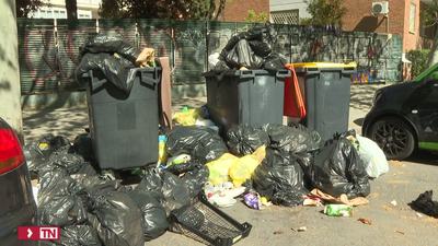 La basura se acumula por la huelga en las calles de Madrid, en unos distritos más que en otros