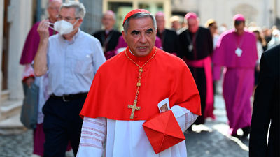 Aparecen dos cartas firmadas por Francisco contrarias a la participación de Becciu en el Cónclave