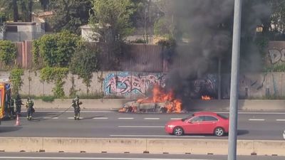 Un coche calcinado en la A-6, sin heridos