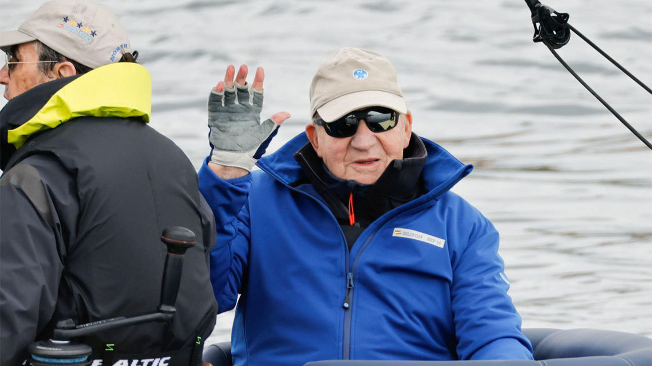 El rey Juan Carlos sale a navegar en Sanxenxo (Pontevedra)
