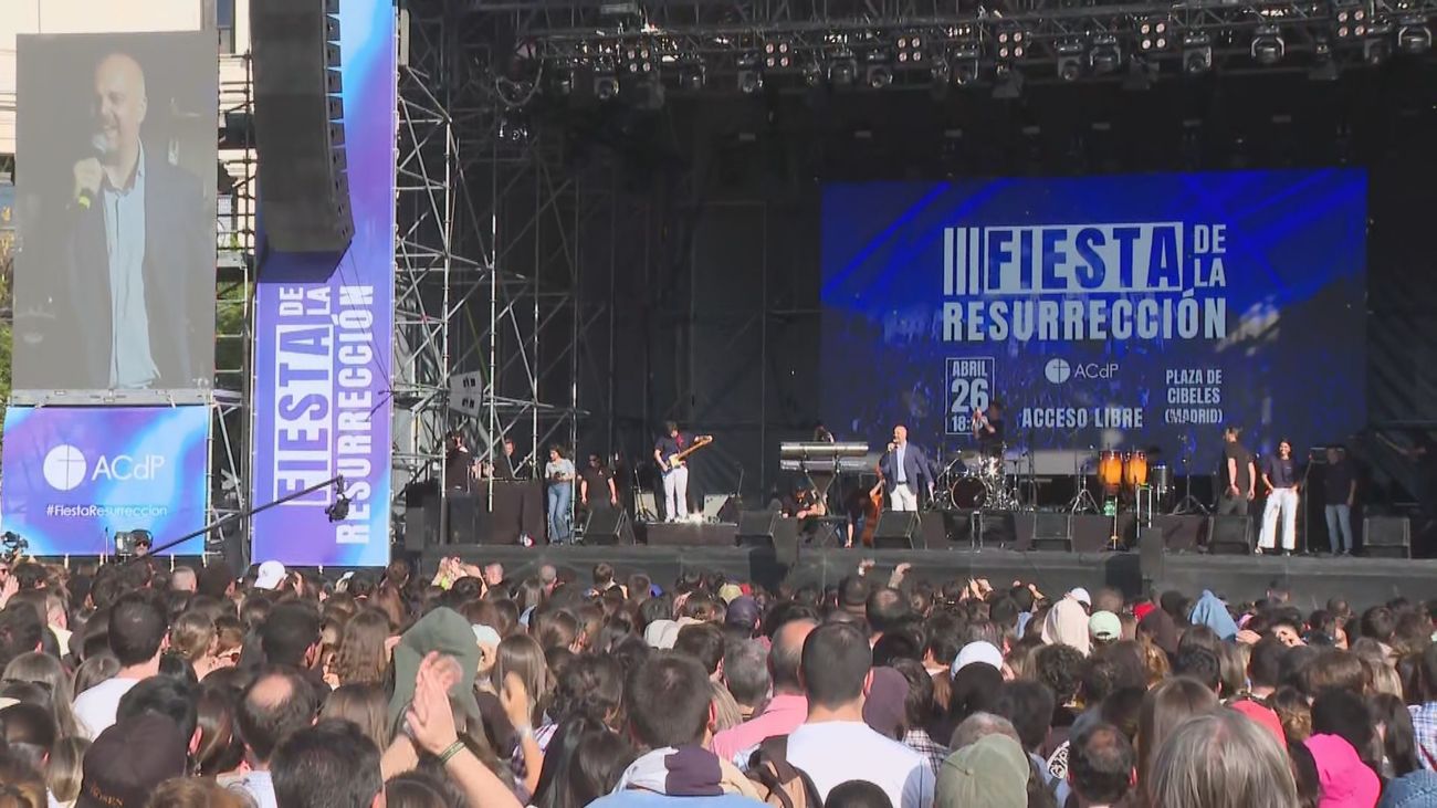 Miles de jóvenes celebran su fe con música en Cibeles con la Fiesta de la Resurrección