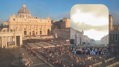 Miles de personas abarrotan la vía de la Conciliación, el camino lleno de fieles hacia la plaza de San Pedro `