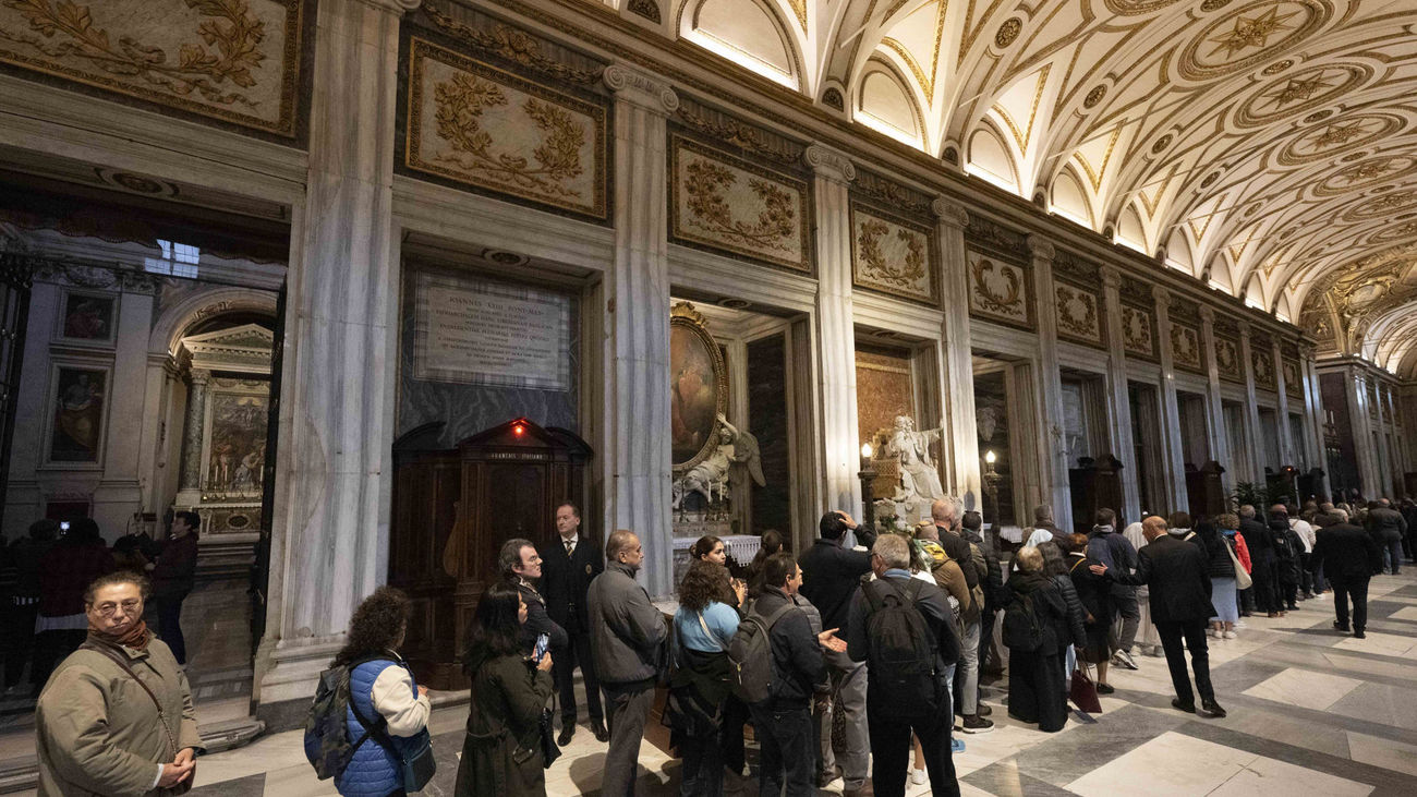 Miles de personas acuden a la tumba del Papa Francisco en las primeras horas de apertura al público