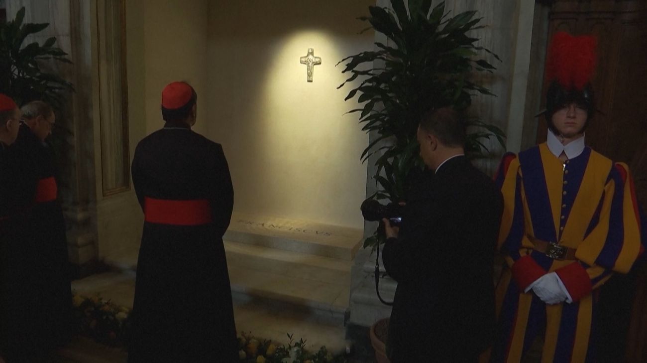 Los cardenales rezan ante la tumba del Papa en Santa María la Mayor