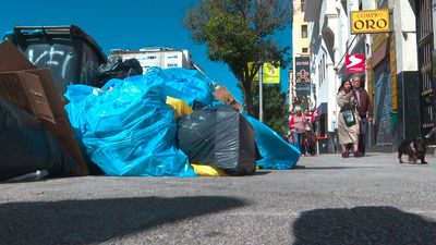 La basura se amontona en la calles de Madrid mientras se vota si  pone  fin a la huelga