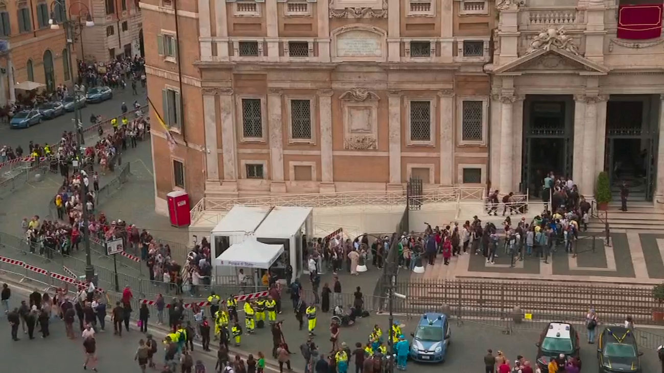 Miles de personas acuden a Santa María la Mayor para ver la tumba de Francisco