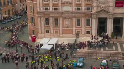 Miles de personas acuden a Santa María la Mayor para ver la tumba de Francisco