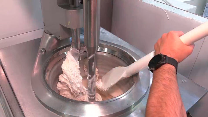 Preparación de helado de torrijas / Redacción