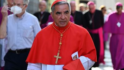 'Becciu', el cardenal rebelde que exige participar en el Cónclave