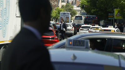 Autogestión en las calles de Madrid por el colapso del tráfico y el caos de los semáforos