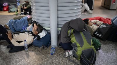 Centenares de pasajeros pasan la noche en Atocha y Chamartín ante la falta de trenes por el apagón eléctrico