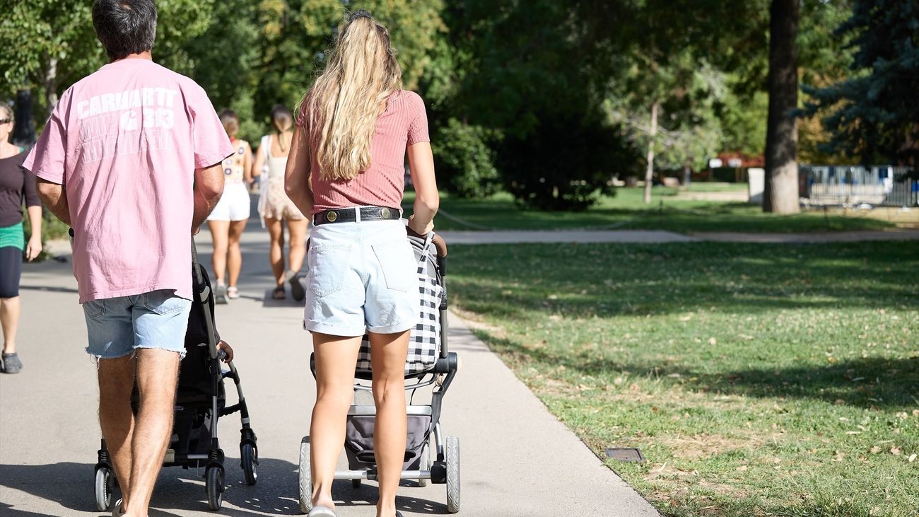 Una familia pasea por el parque de El Retiro