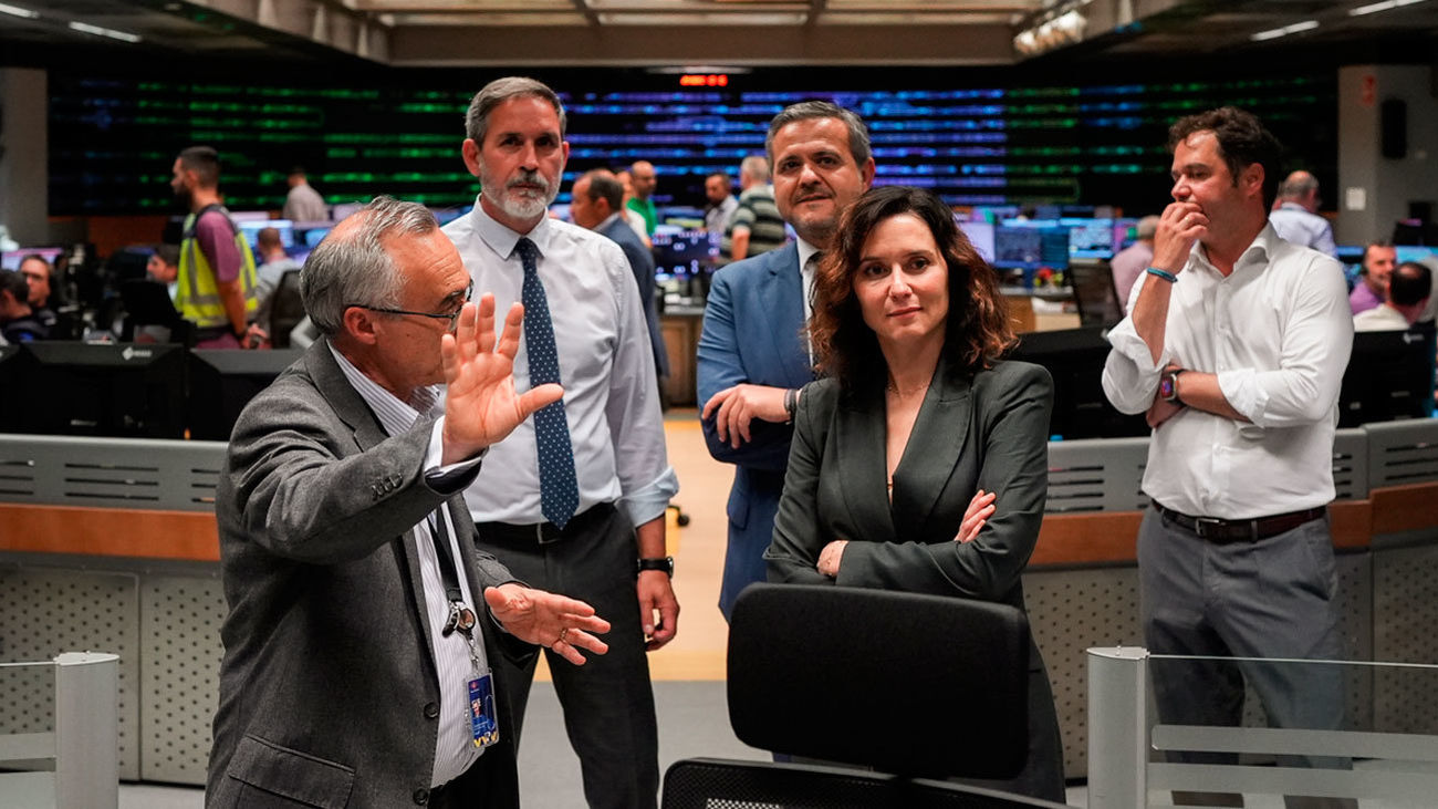 Ayuso  visita el  Puesto de Control Central del Metro de Madrid
