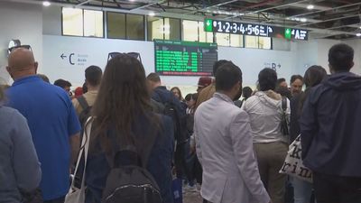 Renfe intenta recolocar pasajeros y suspende trenes tras el apagón