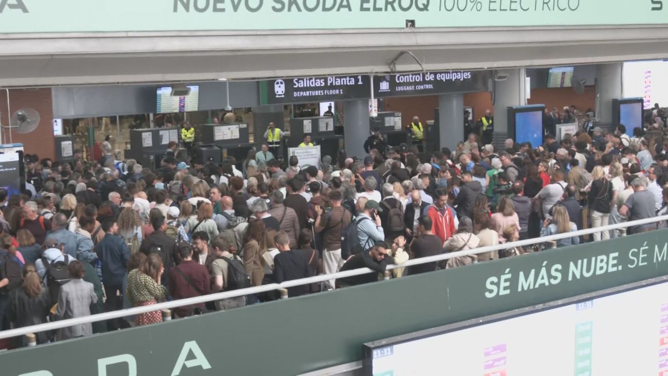Continúa el caos en Atocha: miles de pasajeros siguen esperando para poder llegar a sus destinos