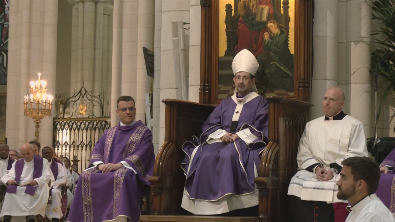 Así ha sido la solemne misa por el papa Francisco en la Catedral de la Almudena