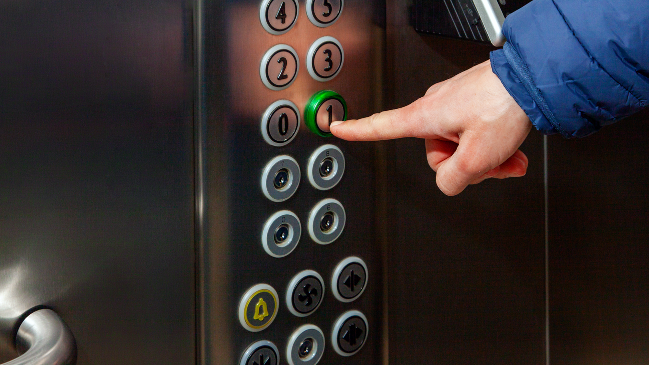 Ascensores en crisis tras el apagón: técnicos luchan por restaurar el servicio