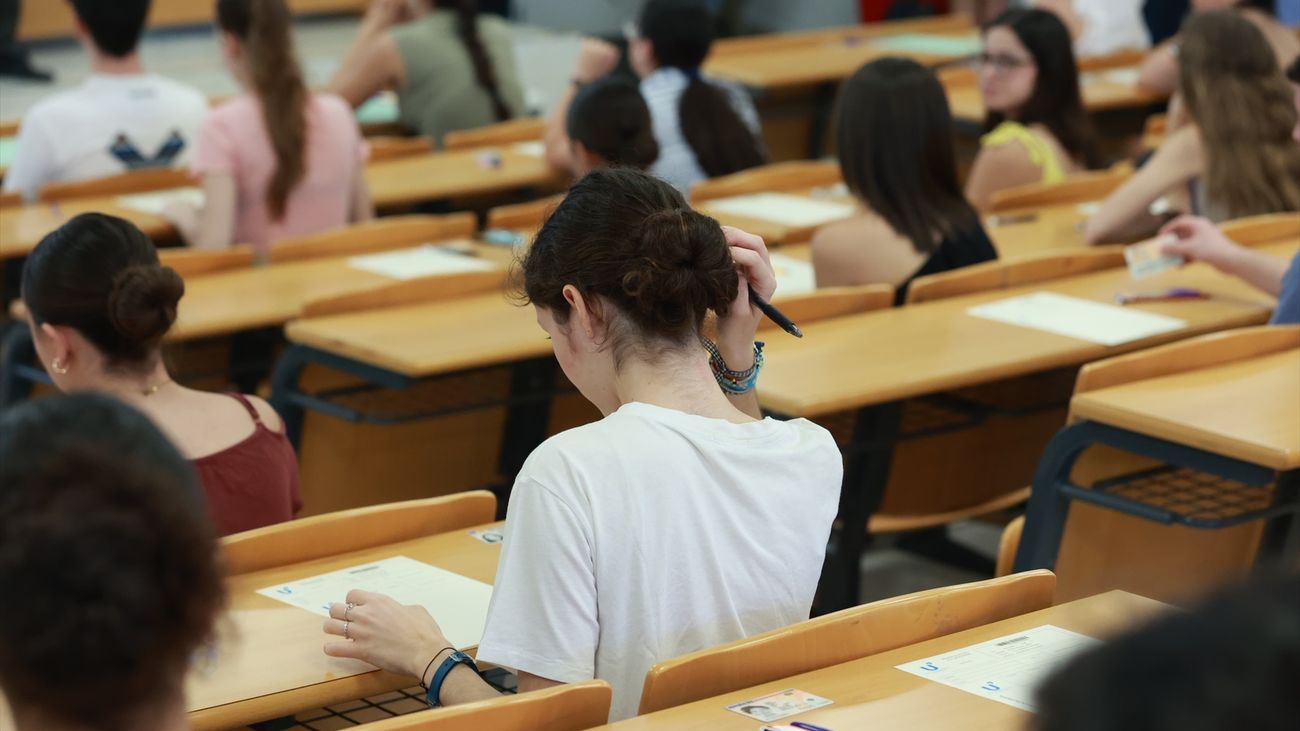 Una estudiante haciendo un examen