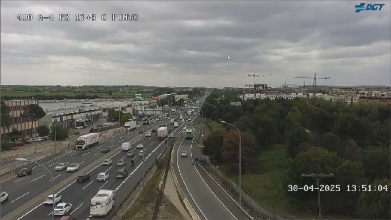 Retenciones en las carreteras en el inicio del puente de mayo