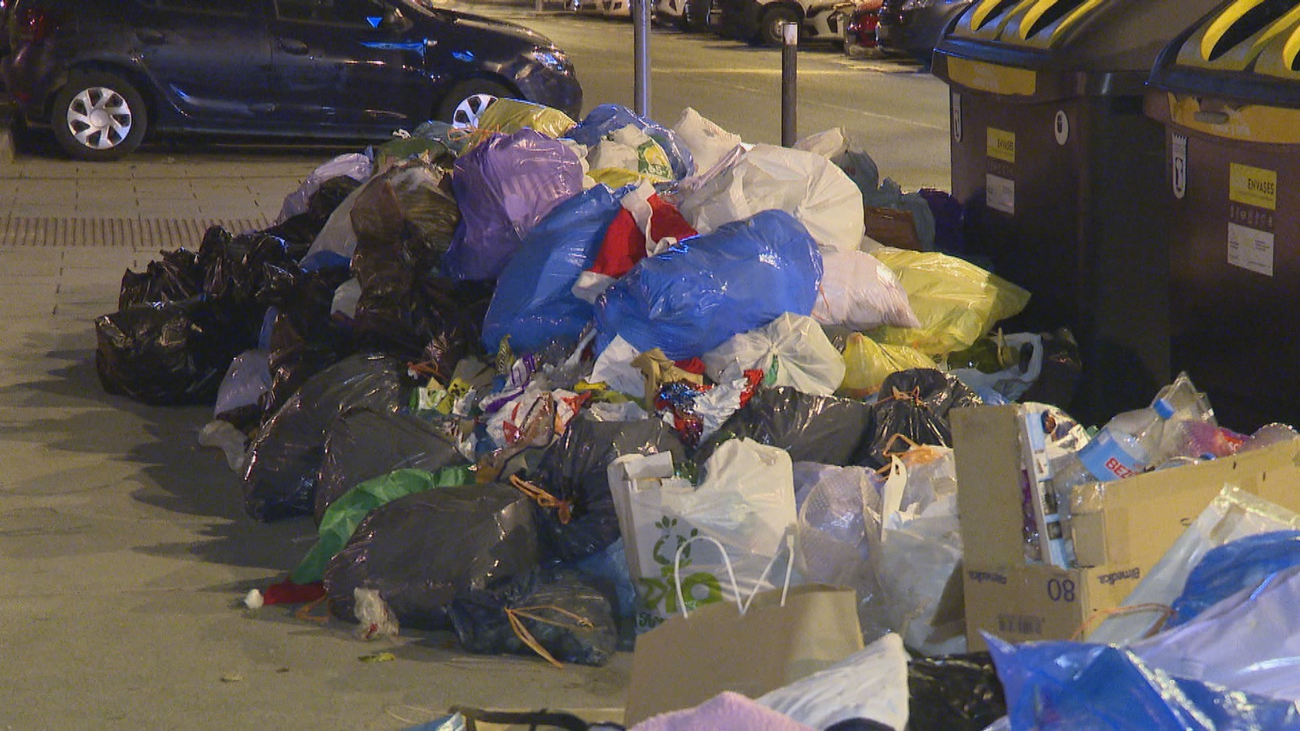 La basura sigue acumulándose en las calles de Madrid tres días después ...