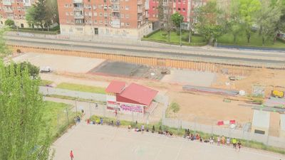 Comienza a colocarse la primera losa del futuro paseo verde de la A-5