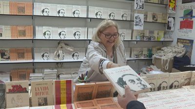 La Feria del Libro Antiguo y de Ocasión en el Paseo de Recoletos con 'La Guerra' de Antonio Machado como reclamo