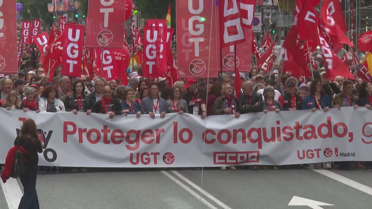 CCOO y UGT piden frenar a la "internacional fascista", subir salarios y rebajar la jornada