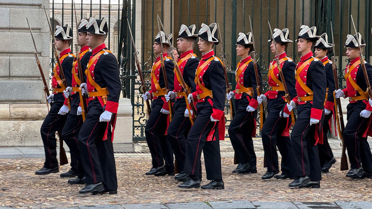 La tradicional retreta militar pone música y color en el centro de Madrid