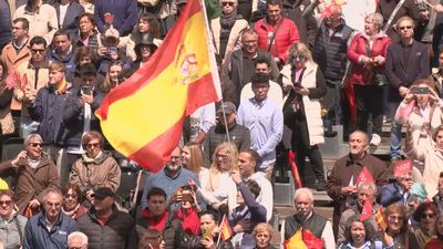 Cientos de madrileños desafían la lluvia para vivir en directo los actos del 2 de mayo