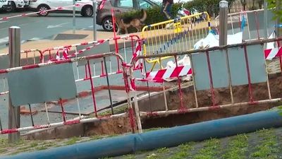 La rotura de un colector provoca un enorme socavón en la entrada de Ciudad de los Ángeles en Villaverde