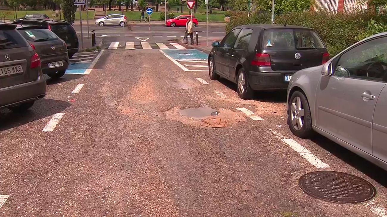 Calles llenas de hoyos y grietas, así viven los vecinos de la Colonia de Puerto Chico, en Aluche