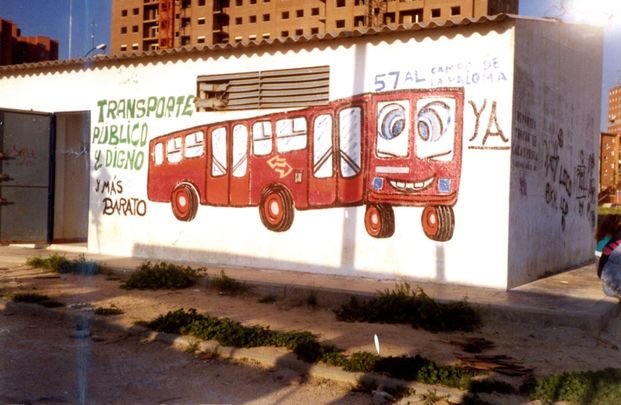 Reclamación de la prolongación del 57 de la EMT en un muro del barrio vallecano de Palomeras / FRAVM