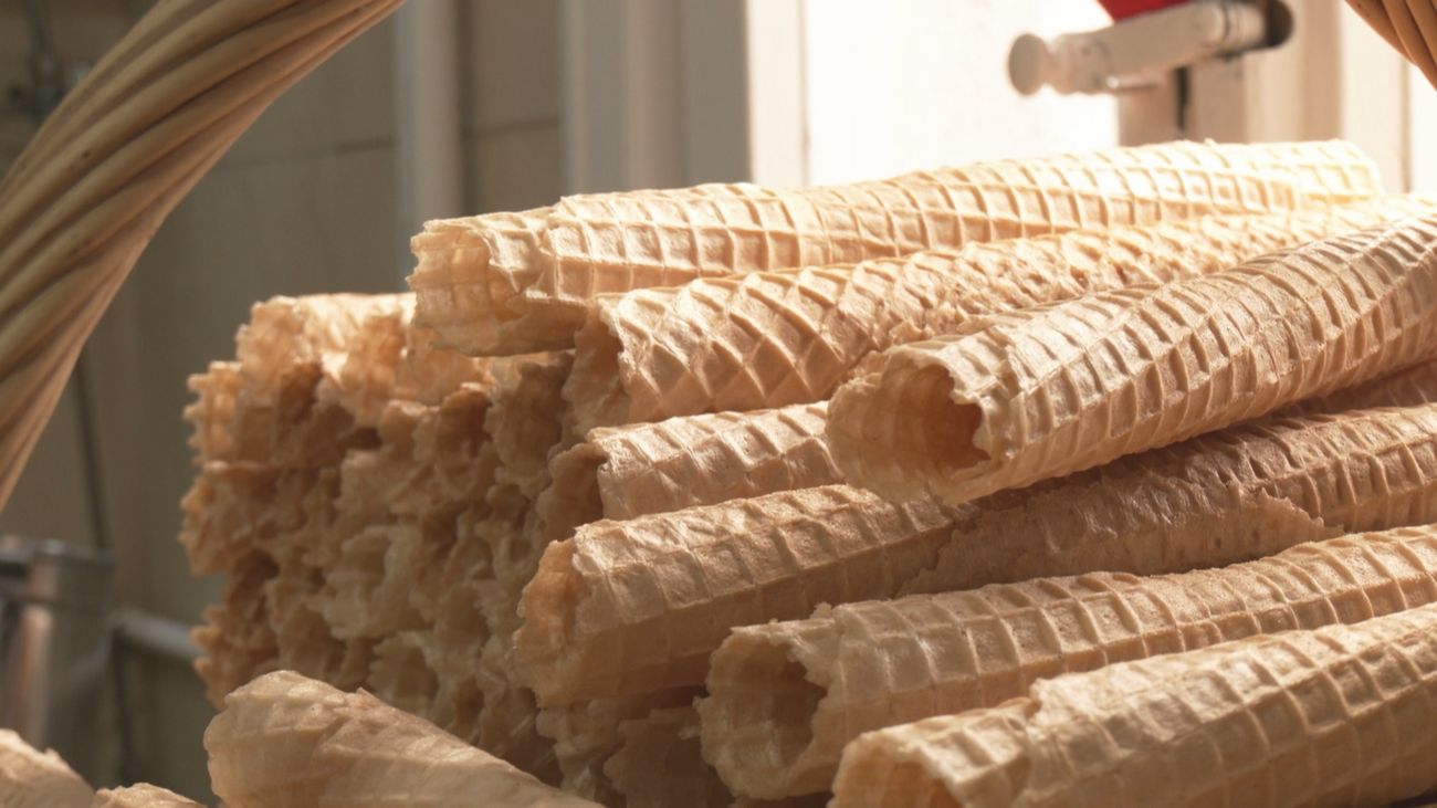 Los últimos barquilleros artesanos de Madrid están en pleno corazón de Lavapiés